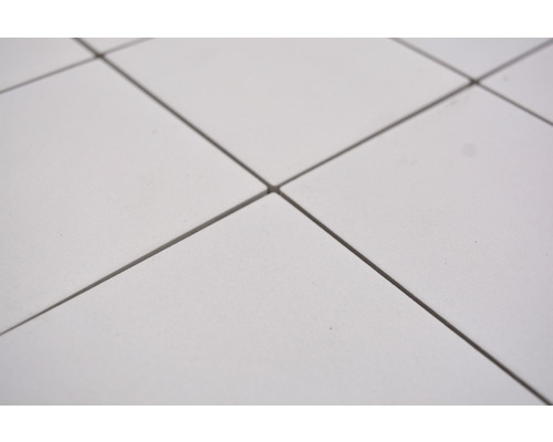 Detail čtvercových dlaždic se spárami