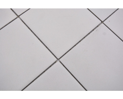 Detail čtvercových dlaždic se spárami