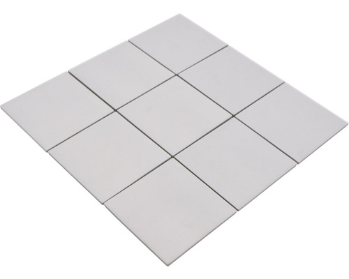 Čtvercově uspořádané keramické mozaikové dlaždice