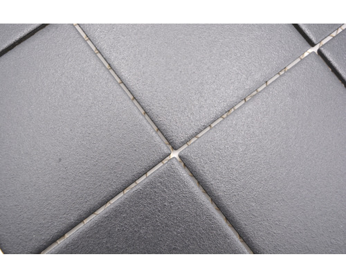 Detail čtvercových tmavých podlahových dlaždic se spárami