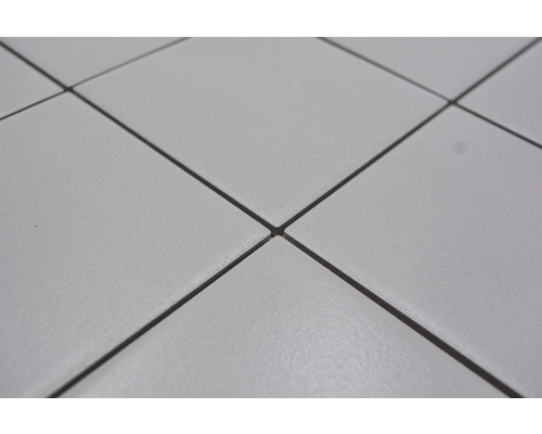 Detail čtvercových dlaždic se spárami