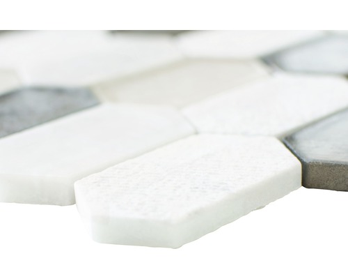 Detailní záběr podlouhlých mozaikových dlaždic