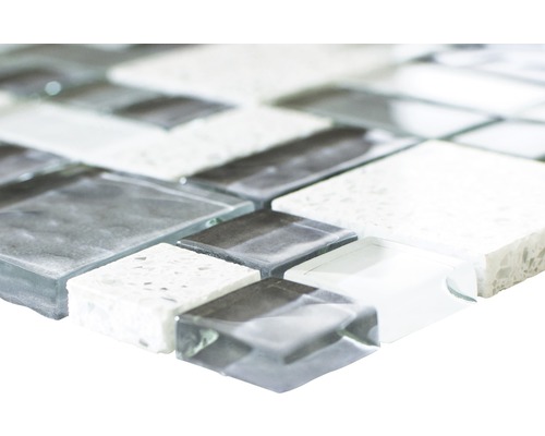 Detailní záběr mozaikové dlaždice ze skla a kamene