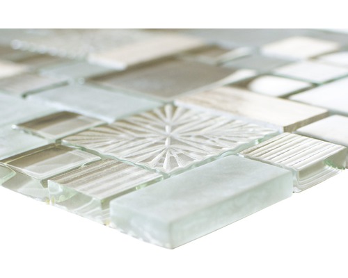 Detailní pohled na mozaikovou dlaždici ze skla