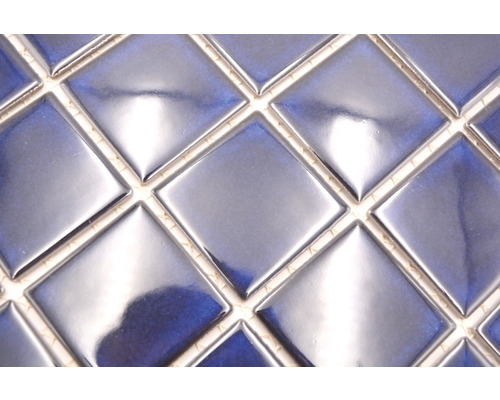 Detail lesklých čtvercových mozaikových dlaždic