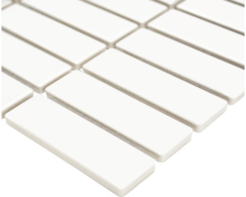 Detailní záběr obdélníkových bílých mozaikových dlaždic
