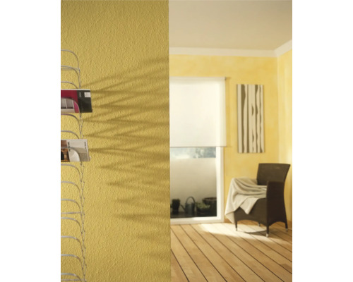 Obývací pokoj s nástěnným regálem na časopisy, křeslem, oknem a dřevěnou podlahou