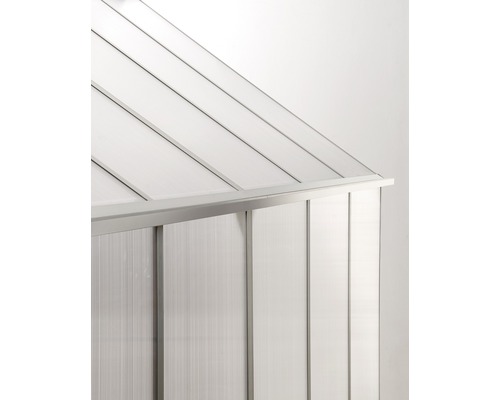 Detailní pohled na skleník s hliníkovým rámem a průsvitnými panely