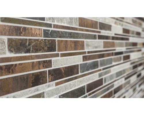 Mozaiková obkladová stěna s podlouhlými kameny z různých materiálů