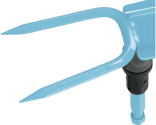 Detailní záběr zahradní motyky se dvěma hroty.