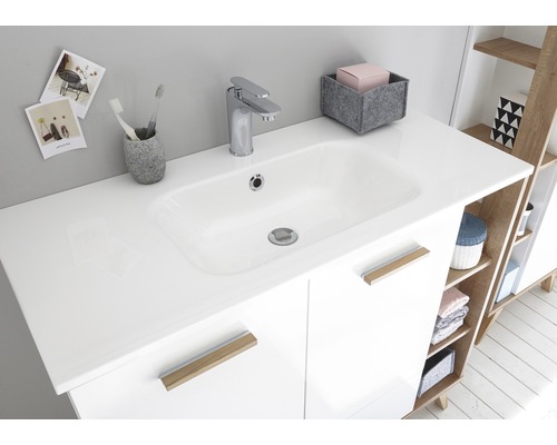 Moderní koupelnové umyvadlo s baterií a úložným prostorem.