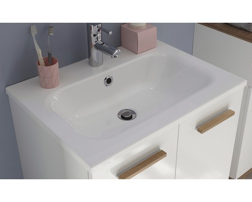 Umyvadlo se skříňkou, baterií a doplňky v koupelně