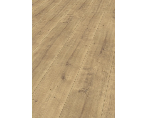 Položená laminátová podlaha s designem dřeva.