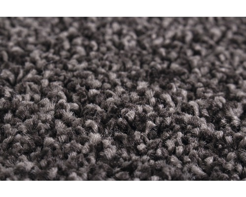 Detail šedého koberce s vysokým vlasem