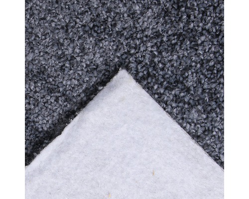 Detail šedého koberce s fleecovým podkladem