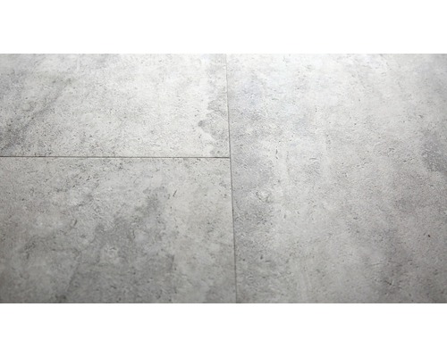 Detail podlahových dlaždic s kamenným dekorem