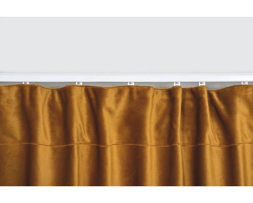 Zlatavý závěs na záclonové kolejnici