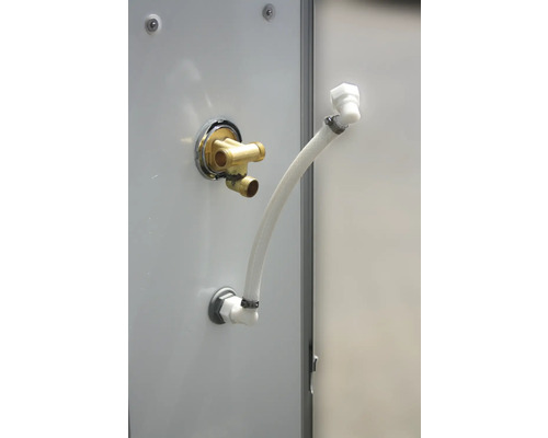 Připojení vody a hadice ve sprše