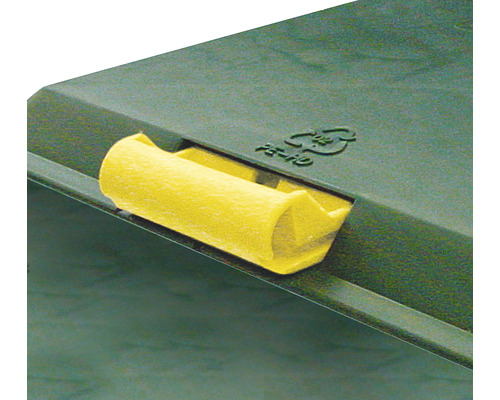 Detailní pohled na popelnici se žlutým uzávěrem