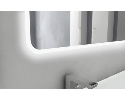 Osvětlené koupelnové zrcadlo nad umyvadlem