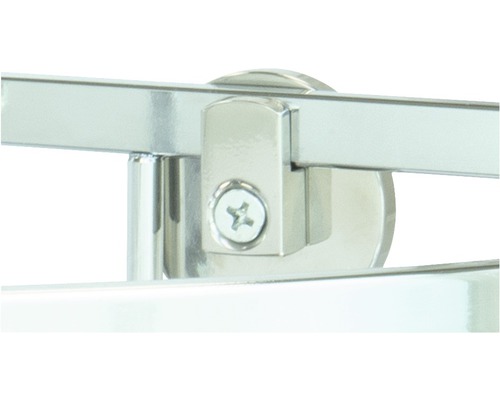 Detailní pohled na kovový držák ručníků se šroubem