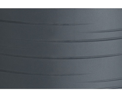 Detailní záběr gymnastického míče s vodorovnými čarami