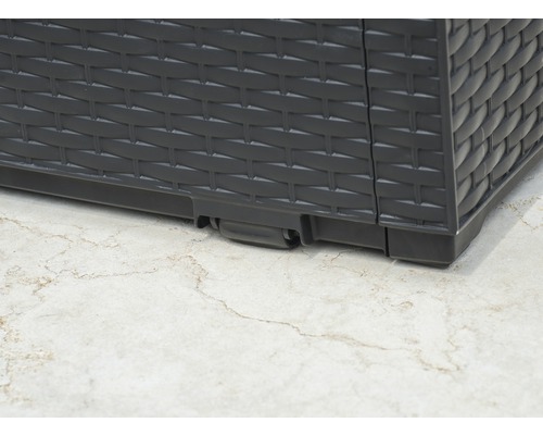 Detailní záběr úložného boxu s kolečky