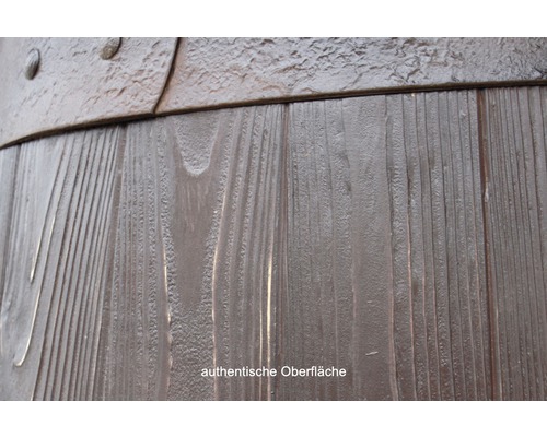 Detailní pohled na povrch sudu na víno s dřevěnou strukturou a kovovými kroužky