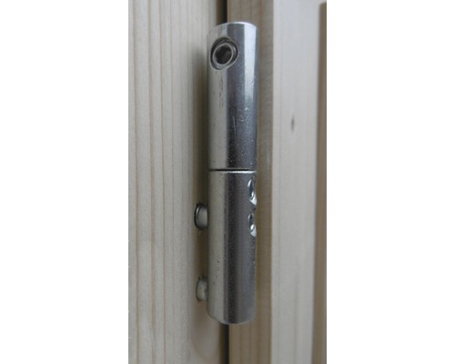 Kovové dveřní pouzdro na dřevěných dveřích