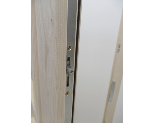 Detail dřevěných dveří s namontovaným zámkem