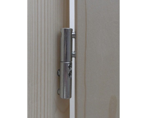 Kovové dveřní pouzdro připevněné k dřevěným dveřím