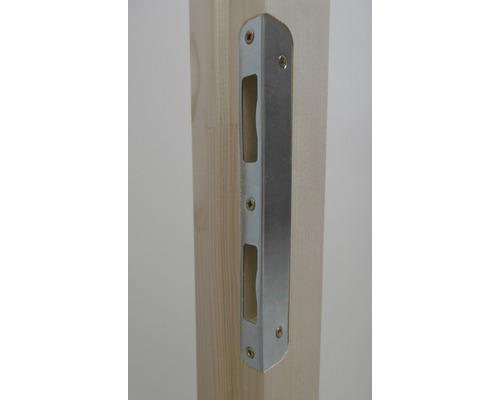 Kovová zárubňová protiplech připevněná k dřevěnému sloupku