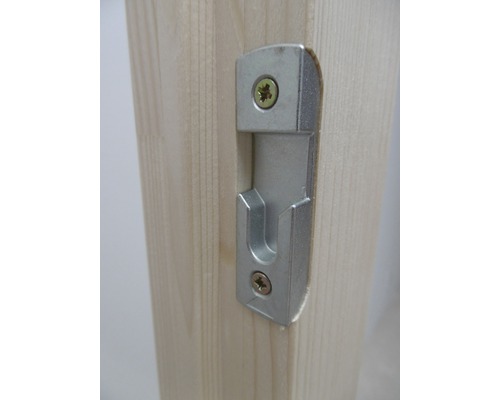 Kovový závěs se šrouby připevněný k dřevěnému sloupku