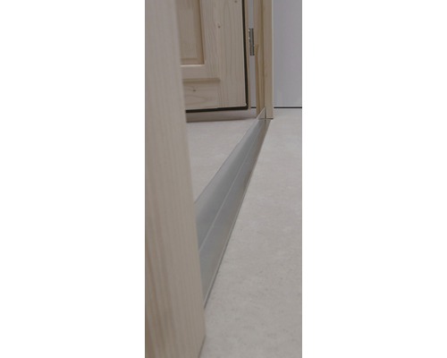 Těsnicí profil dveří na dřevěných dveřích