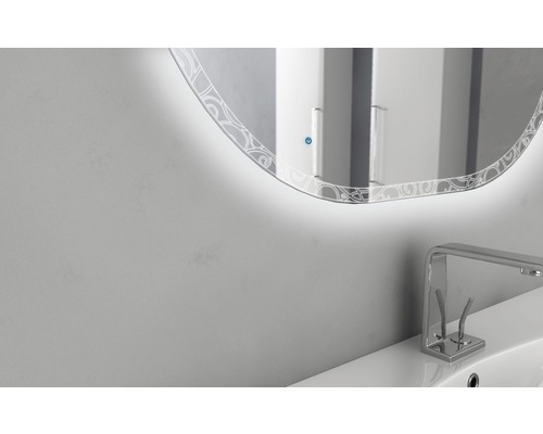 Detail koupelnového zrcadla s osvětlením a vodovodní baterie na umyvadle