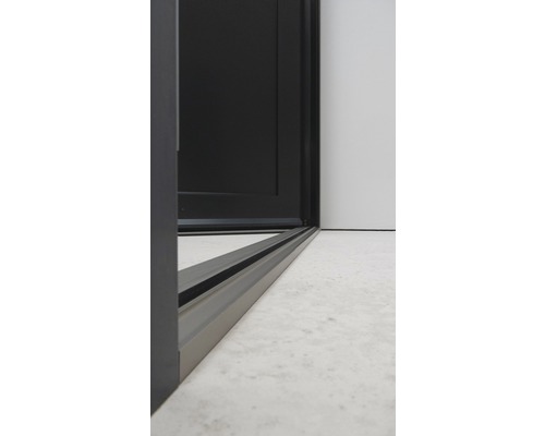 Detail posuvných dveří na světlé podlaze