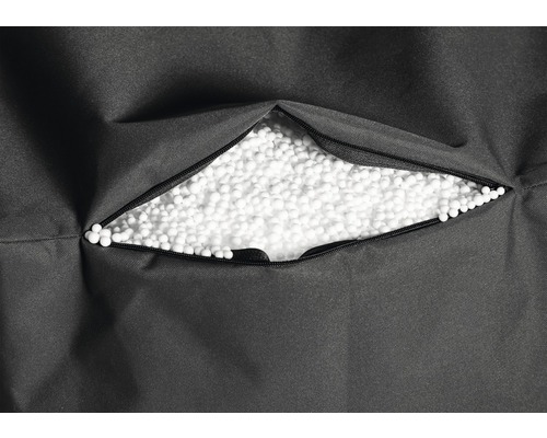 Detail záběru sedacího vaku se zipem, vyplněného bílými polystyrenovými kuličkami