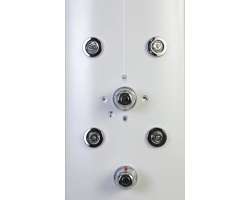 Detail sprchové armatury s několika kulatými chromovými knoflíky