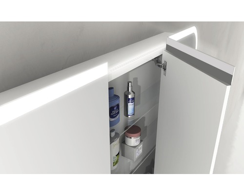 Otevřená zrcadlová skříňka do koupelny s policemi a osvětlením