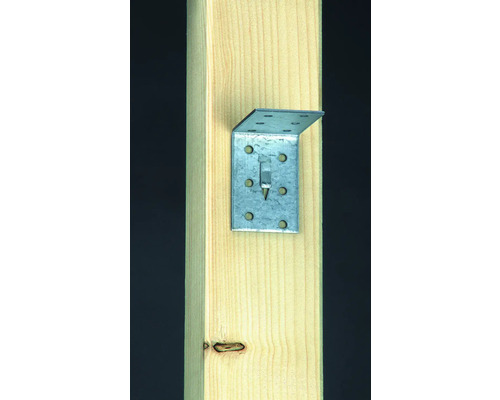 Kovový úhelník připevněný k dřevěnému sloupku