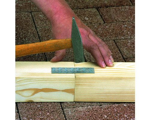 Osoba upevňuje dřevěné spoje kladivem.