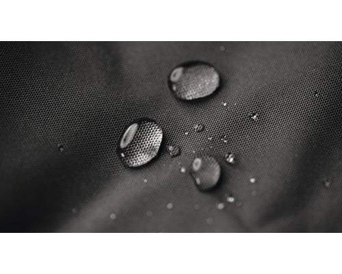 Detailní záběr kapek vody na vodoodpudivé textilii