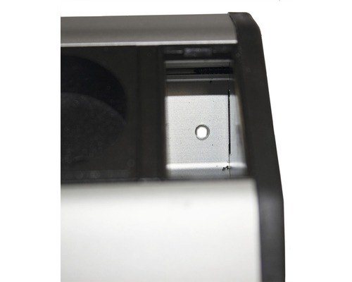 Detailní pohled na polici s otvorem