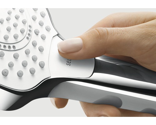 Ruka ovládající sprchovou hlavici s přepínačem typu proudu.