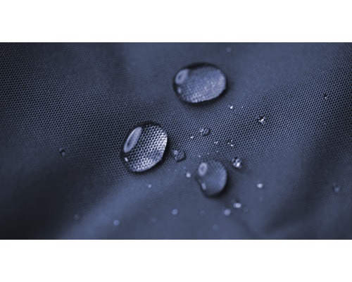 Detailní záběr kapek vody na vodoodpudivé tkanině