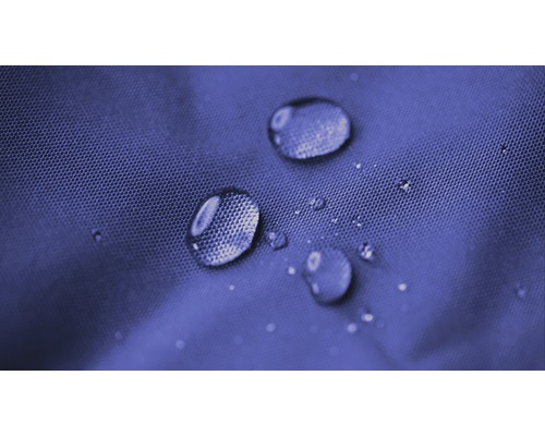 Detailní záběr kapek vody na vodoodpudivé tkanině