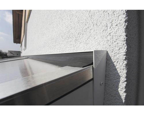 Detail terasy se střechou a přístavbou k domu