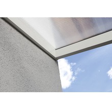 Detail terasového zastřešení s průhlednými plastovými panely a rámem