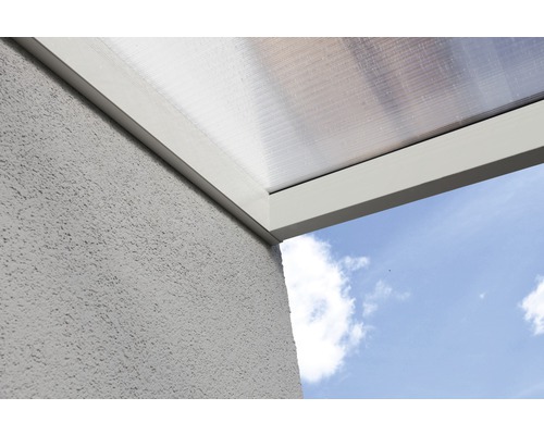 Detail terasového zastřešení s průhlednými plastovými panely a rámem