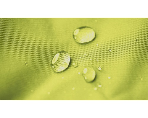 Detailní záběr kapek vody na vodoodpudivé tkanině